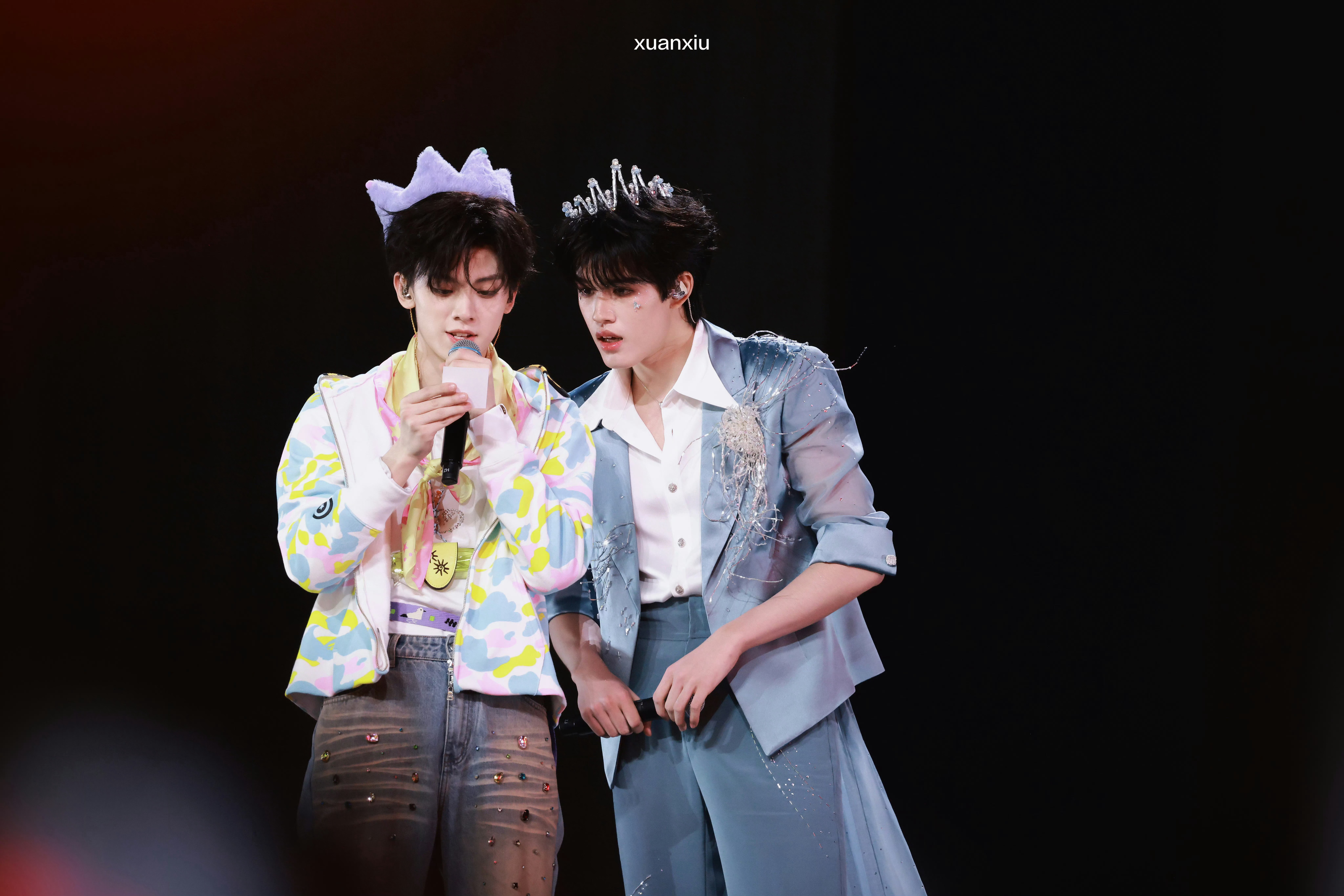 张极左航刮鼻子 今天top演唱会张极左航互相刮鼻子了 