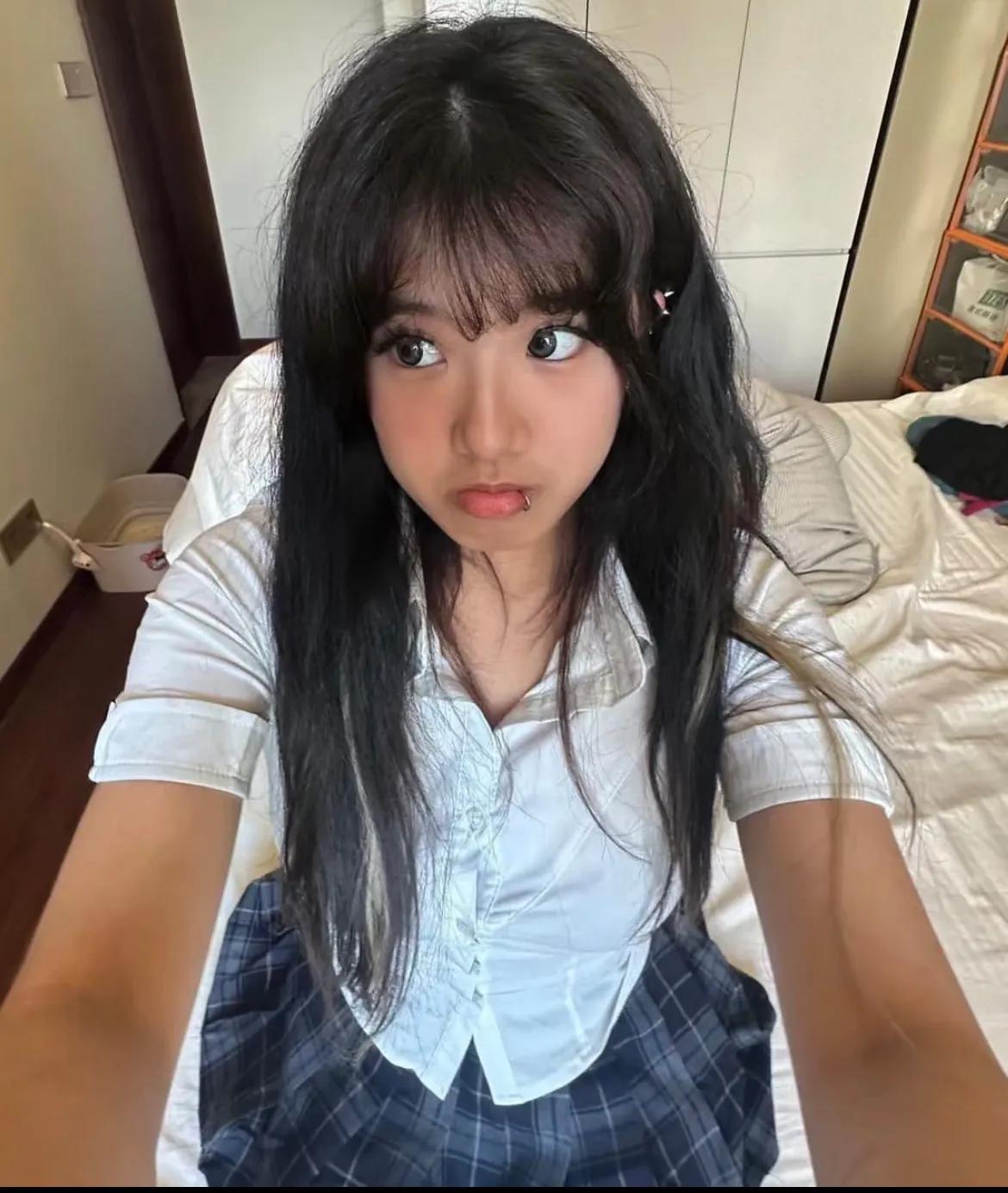 女神贾静雯的18岁大女儿看起来有些叛逆。
想起了贾静雯和她第一任老公孙志浩那档子