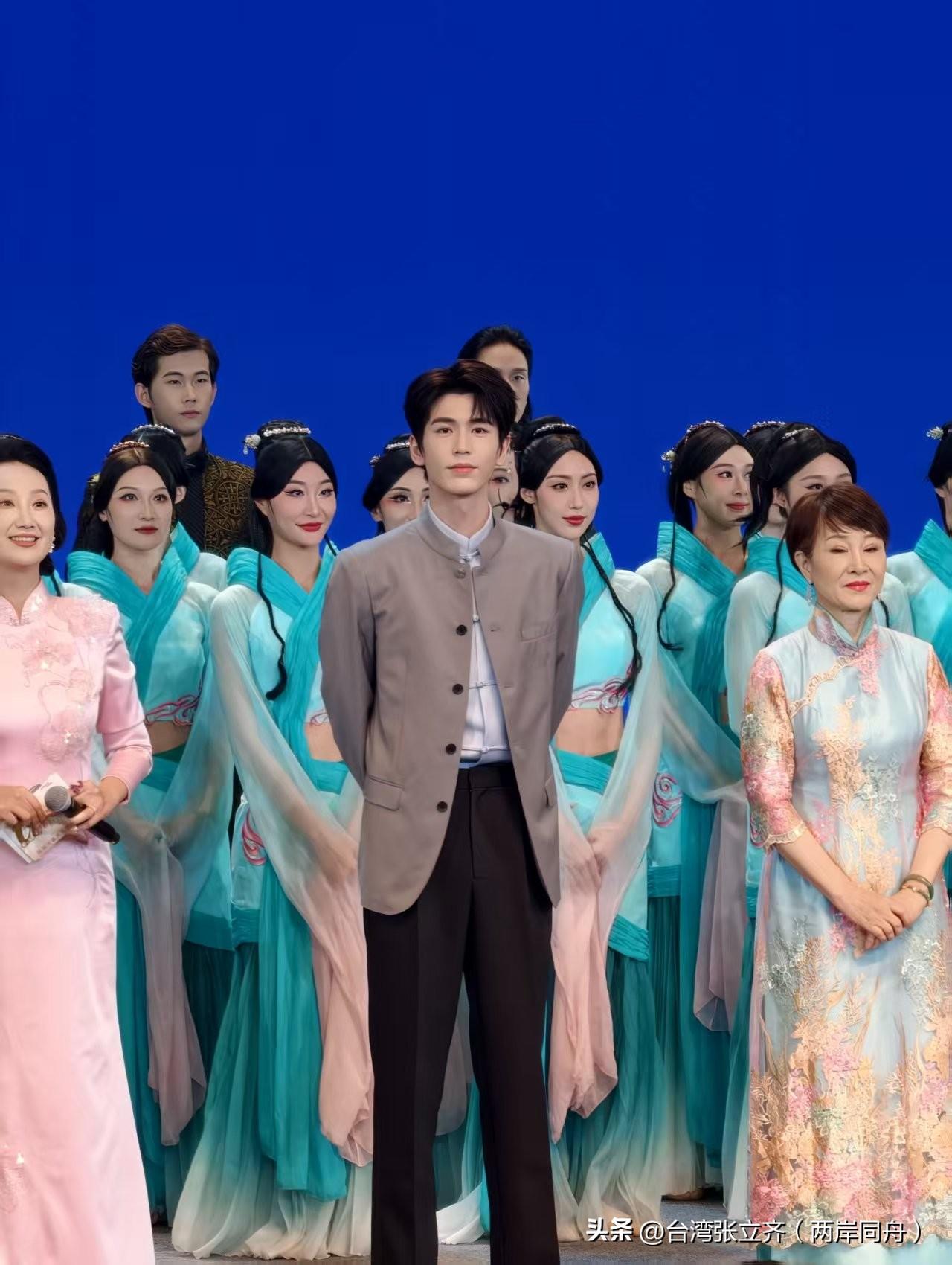 第十八届海峡论坛在厦门举办，演员张凌赫受邀出席。他的作品在台湾广受喜爱，此次参会