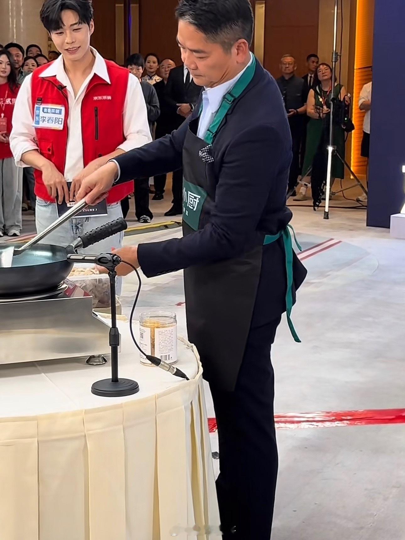 刘强东下厨后CEO又手冲咖啡强哥亲做的家乡菜，最打动人的从不是味蕾盛宴，而是把用