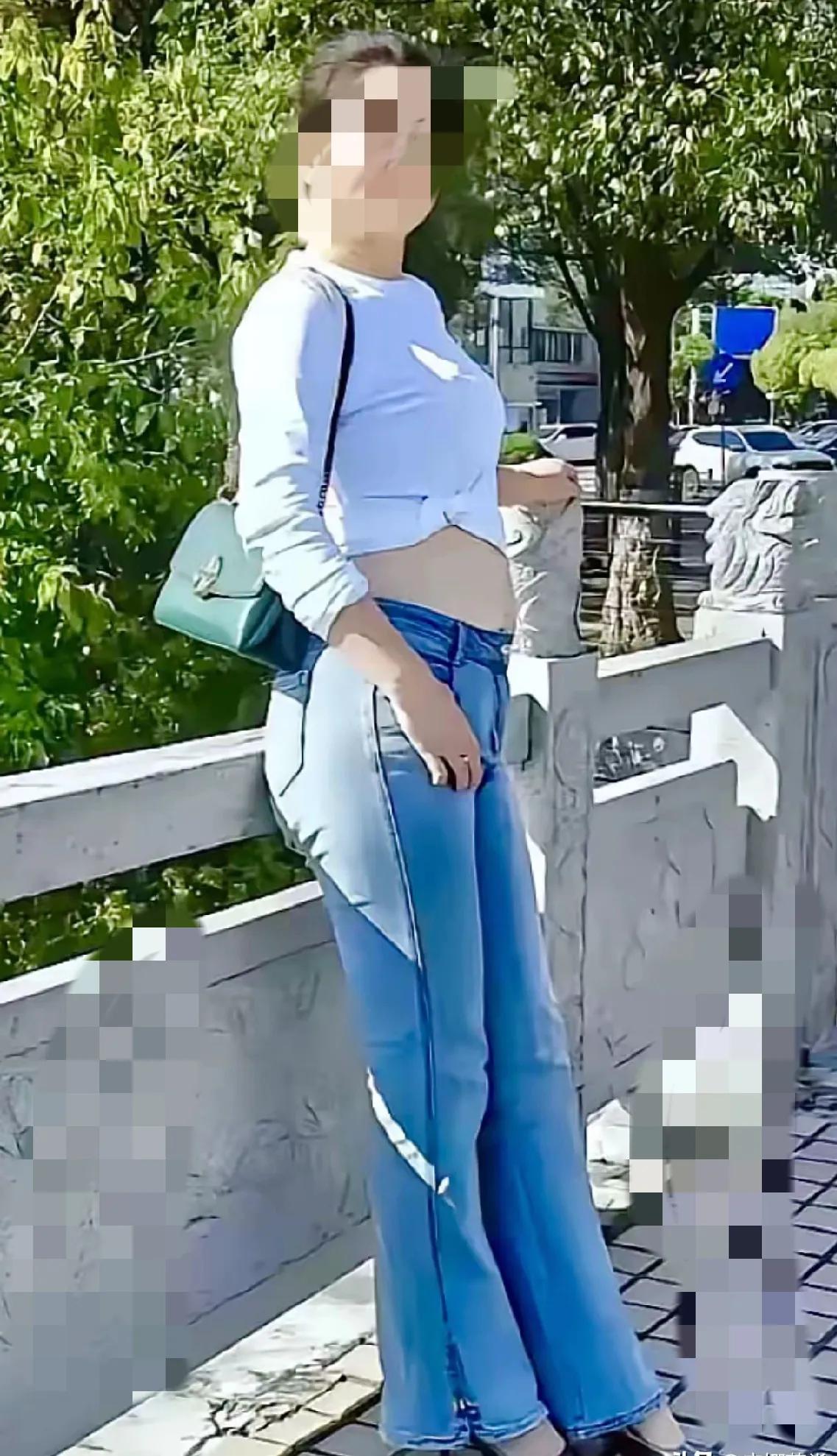 家人们，今天必须得吐槽下这相亲的事儿！
     就瞧见一阿姨，去相亲居然举个牌