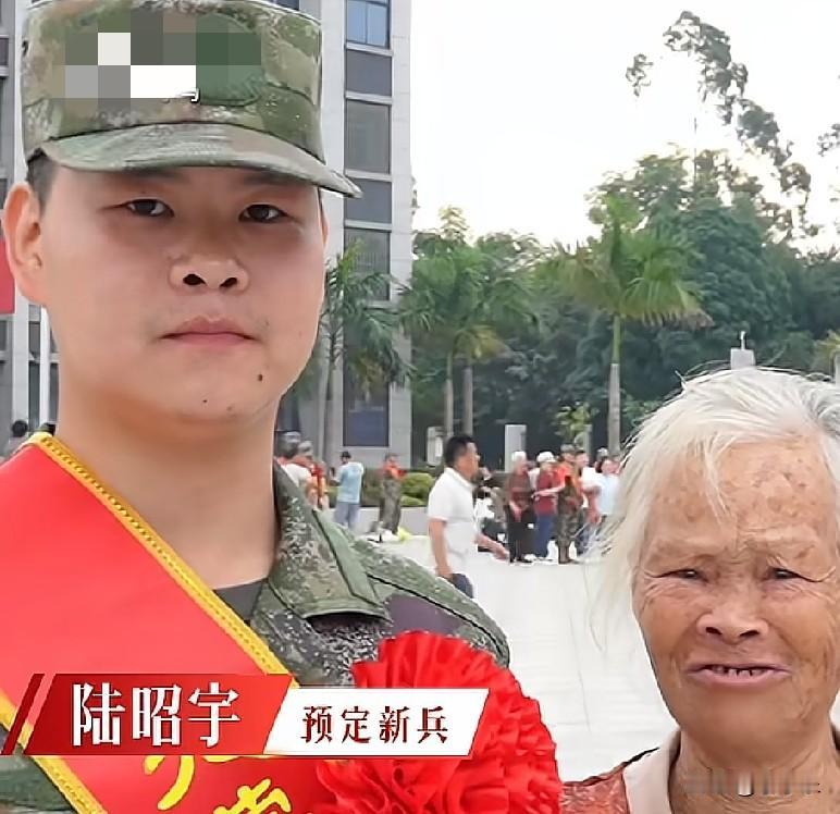 9月14日，南宁武鸣，奶奶爷爷送孙子入伍，奶奶抱着孙子，语重心长地对孙子说:“努