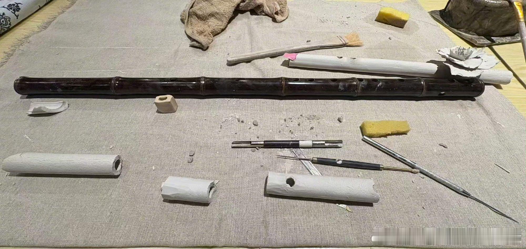 易烊千玺把山花变笛子易烊千玺妙手生花 易烊千玺把山花变笛子 
