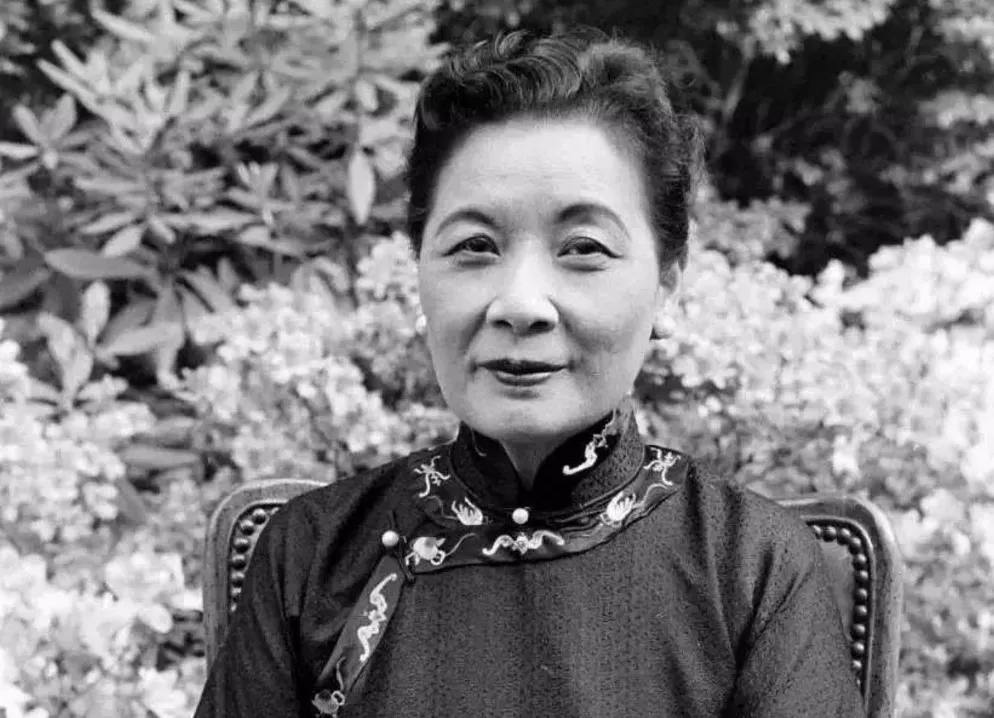 宋美龄访美结束，离开白宫时，她傲慢地对罗斯福说“你就不必起身相送了”。但她完全忘