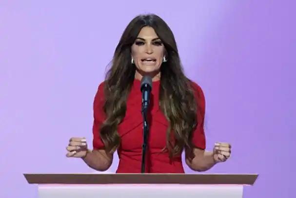都知道美国的政坛很乱，但是具体有多乱呢？最近美国驻希腊大使被白宫勒令走人这事儿，