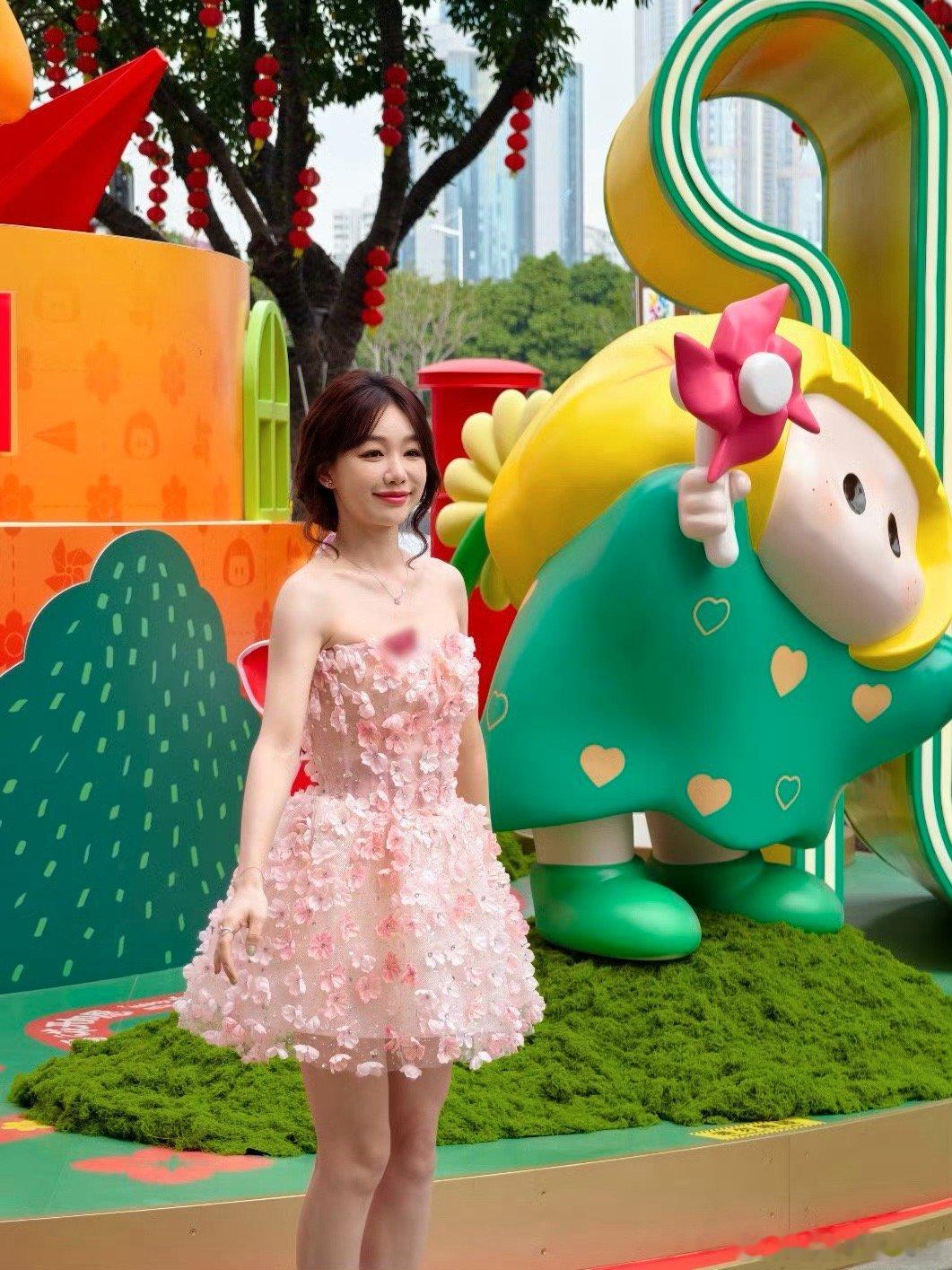 徐梦洁顶着甜妹脸说粤语徐梦洁在广州用粤语拜早年 萌妹脸说粤语太圈粉！粉色裙装超亮