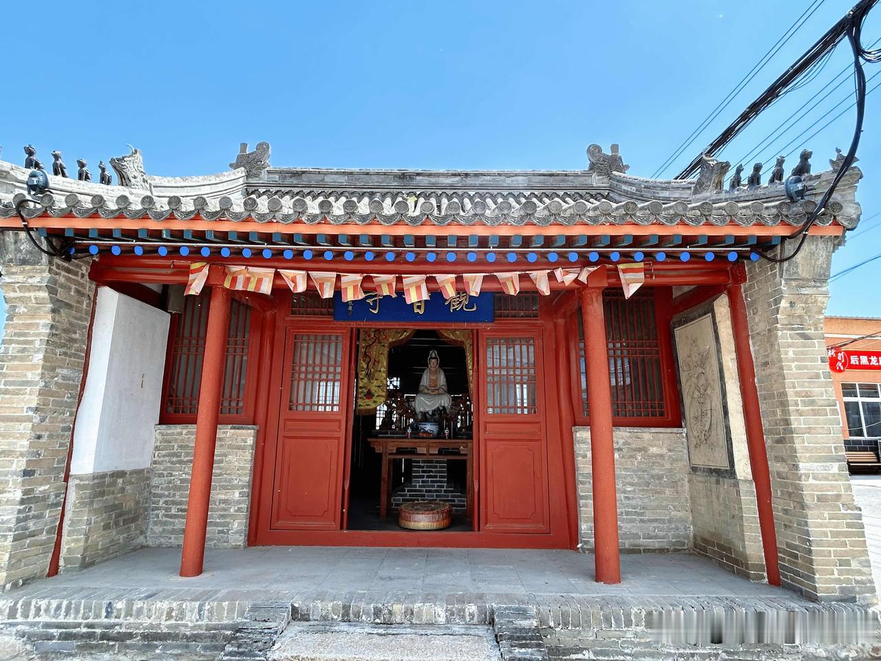 没想到延庆的大山里竟藏着一座观音寺，寺旁还有一块石碑，只是上面的字迹已模糊难辨。
