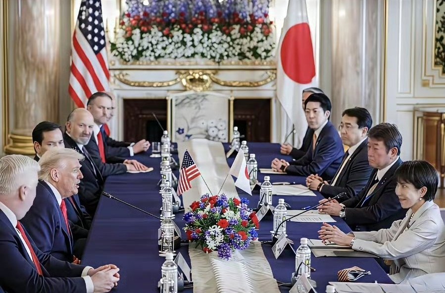 日本的技术官僚愁眉紧锁，只有高市在挤眉弄眼[doge][doge][doge] 