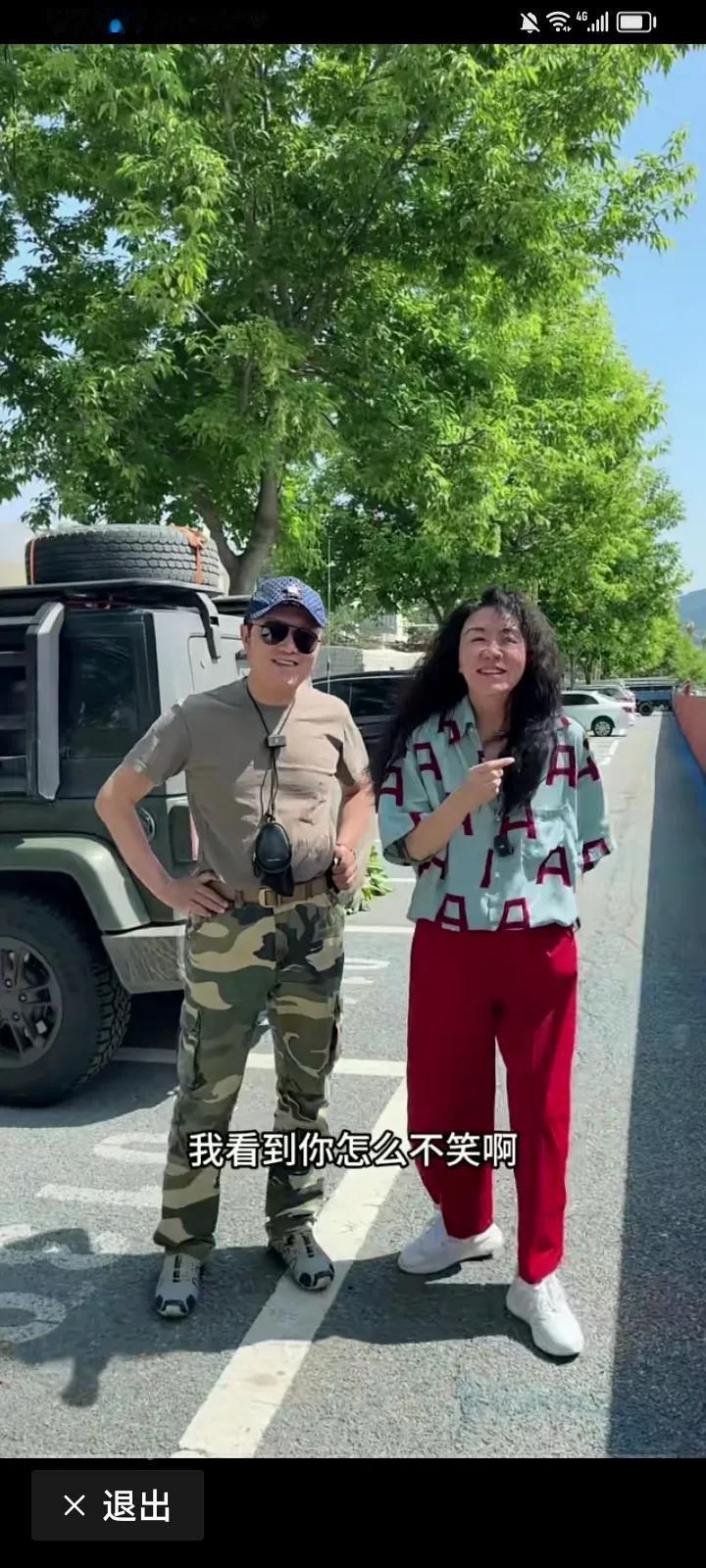 这是王潮歌和他的先生徐东，他叫东哥。
东哥本来是中央戏剧学院的老师，也是王潮歌的