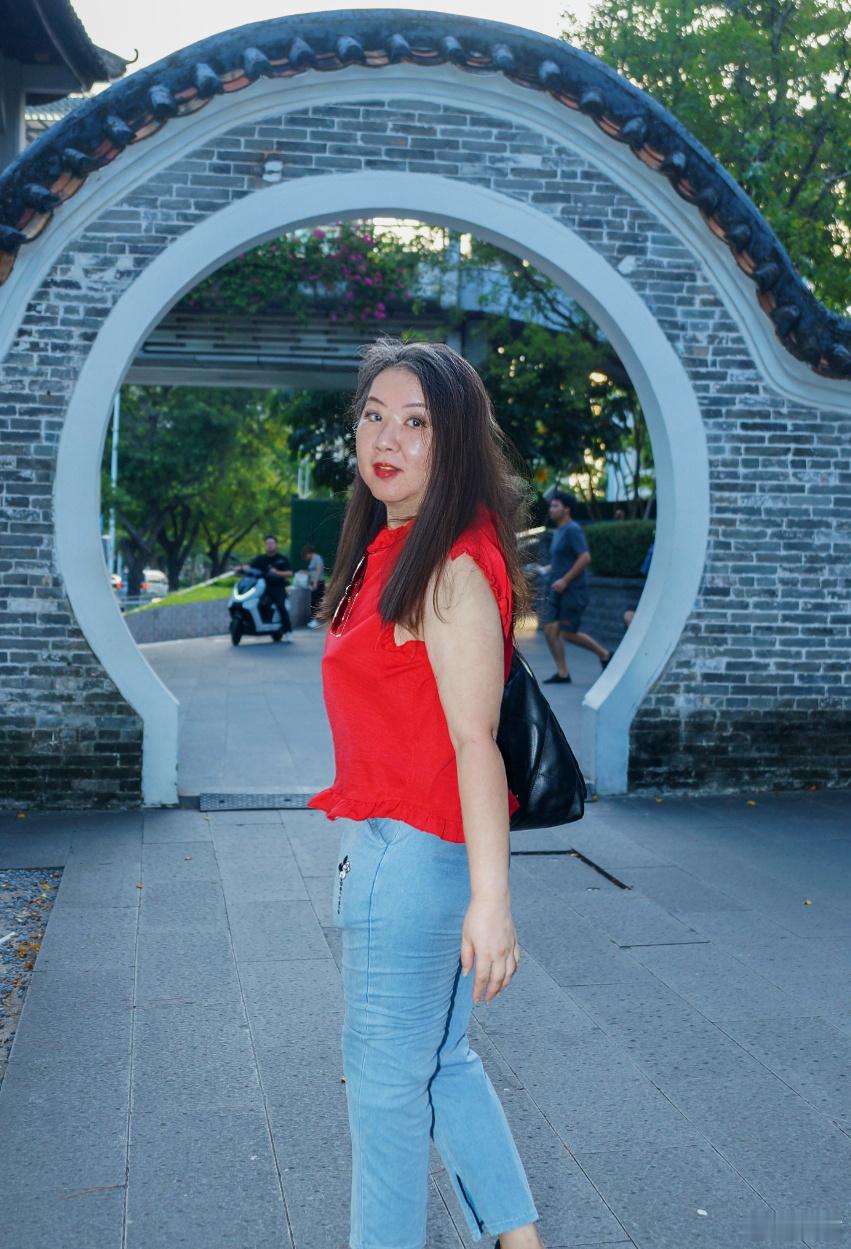 家人和我说，你这个老股民宜穿红衣服，忌绿衣服，我信玄学的，嗯，以后多穿红色衣服，