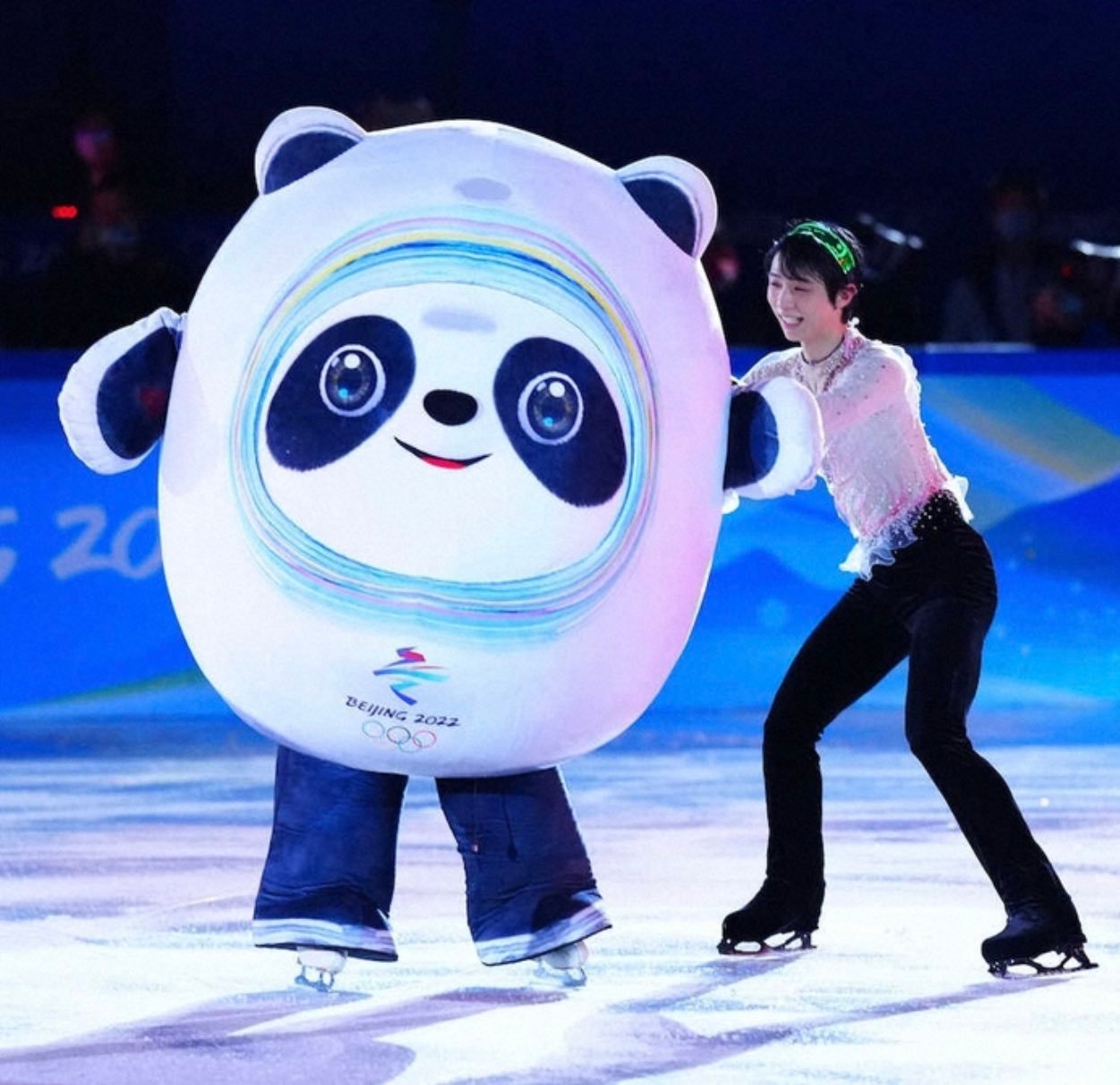 今年冬奥会吉祥物是两只雪鼬，想起了4年前冰墩墩的火爆！冬奥会厚蓄显锋芒