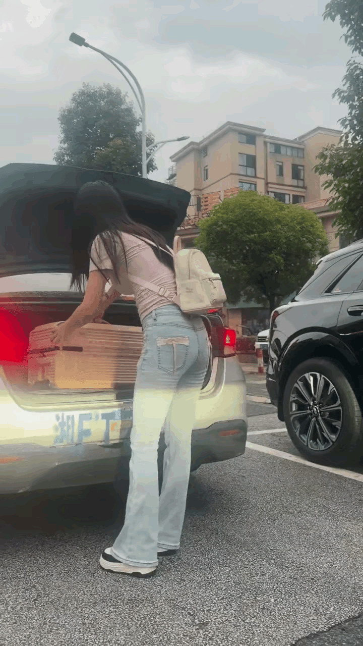看着小姐姐的背影，很想过去帮她一下
