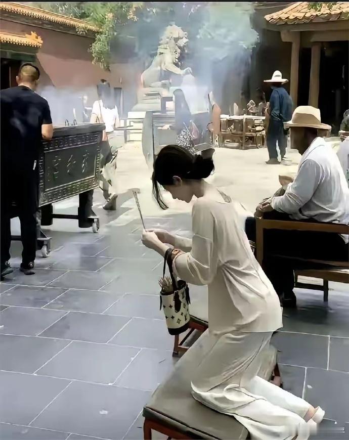 你告诉我，她都是这样打扮的，手里拿着LV，还烧香拜佛，需要求什么？ 