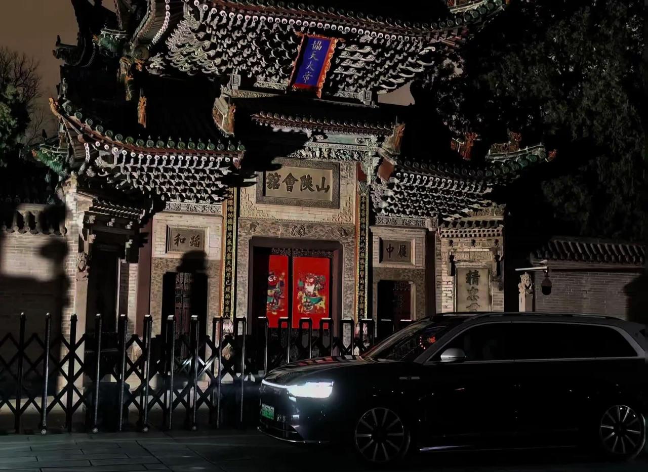 问界M9陪我逛古城 山陕会馆龙堤大教堂分别位于古城南门和东门大教堂在龙堤码头旁边