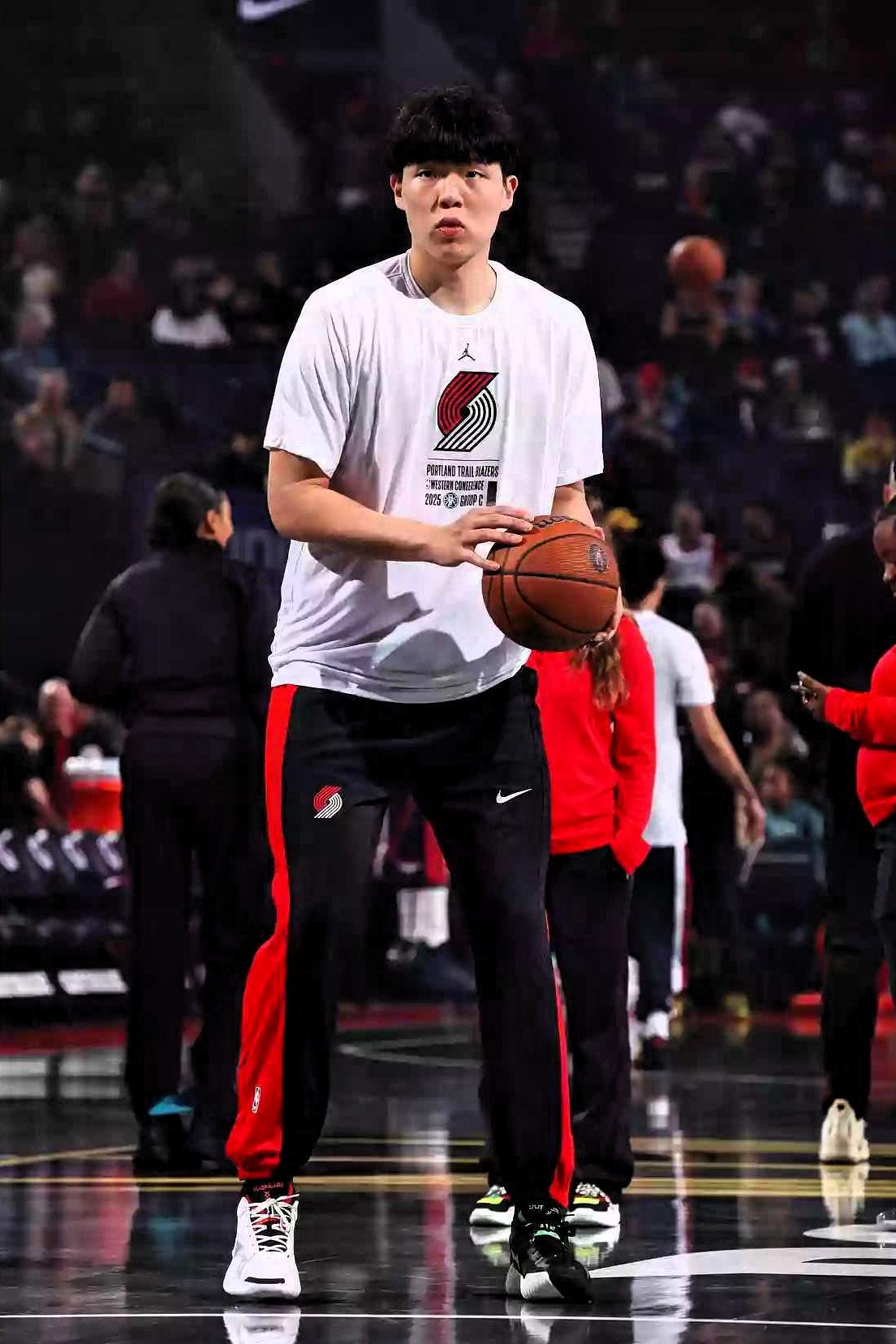 为了忽悠央妈转播，NBA不择手段，杨瀚森被当作“开拓者曾凡博”。
今天湖人打开拓