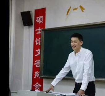 赛场能夺冠，课堂能答辩！杨鸣才是真正的文武双全！

一张硕士论文答辩的旧照曝光，
