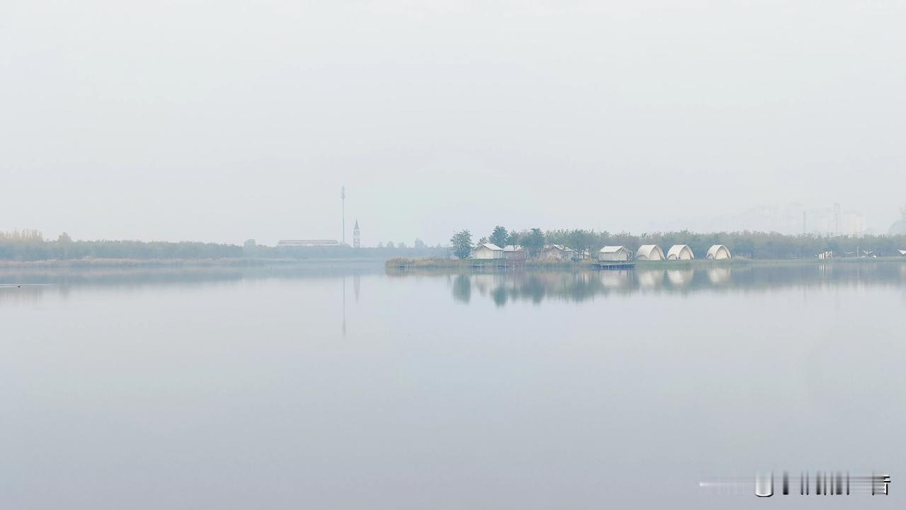 烟雨江南似曾见，
不解群鸭踪迹，
芦草浮萍难相识，
只待云开雾散去