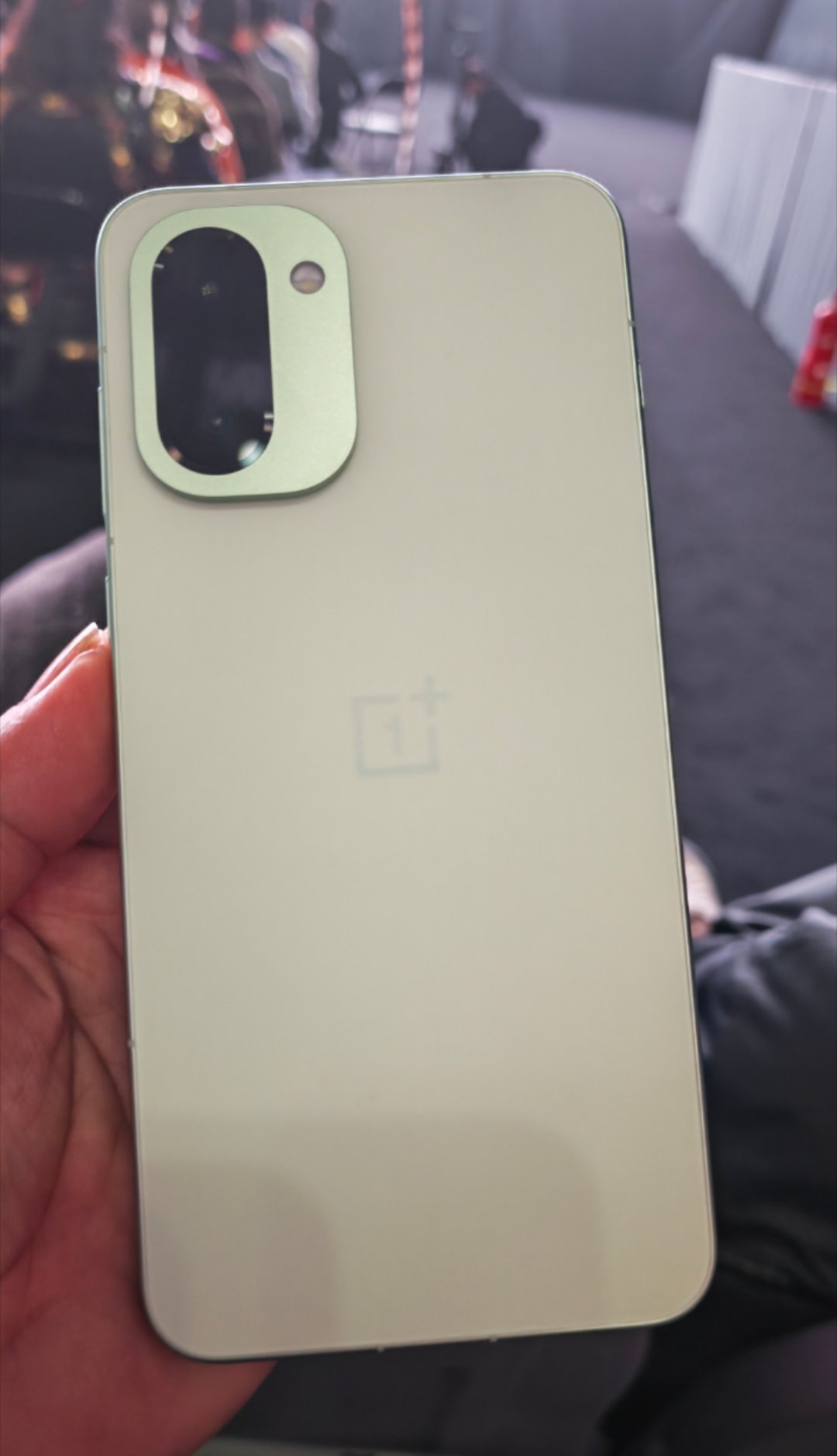 一加Ace 6T掠影绿真机手感特好。颜值高又能打！新机来了