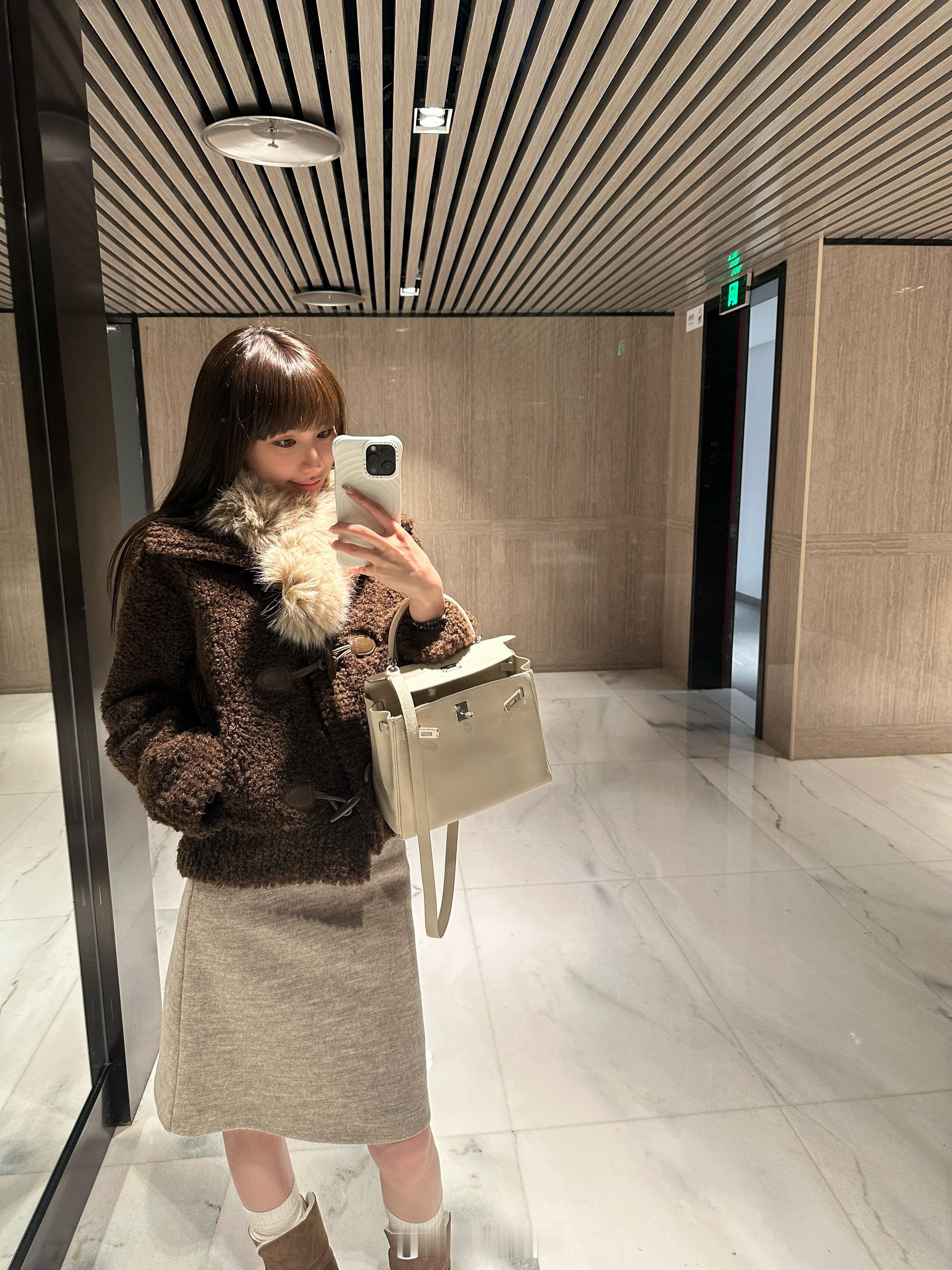 这个外套有点喜欢🫶🏻🧸按照颜色做的两种色系搭配✌🏻 