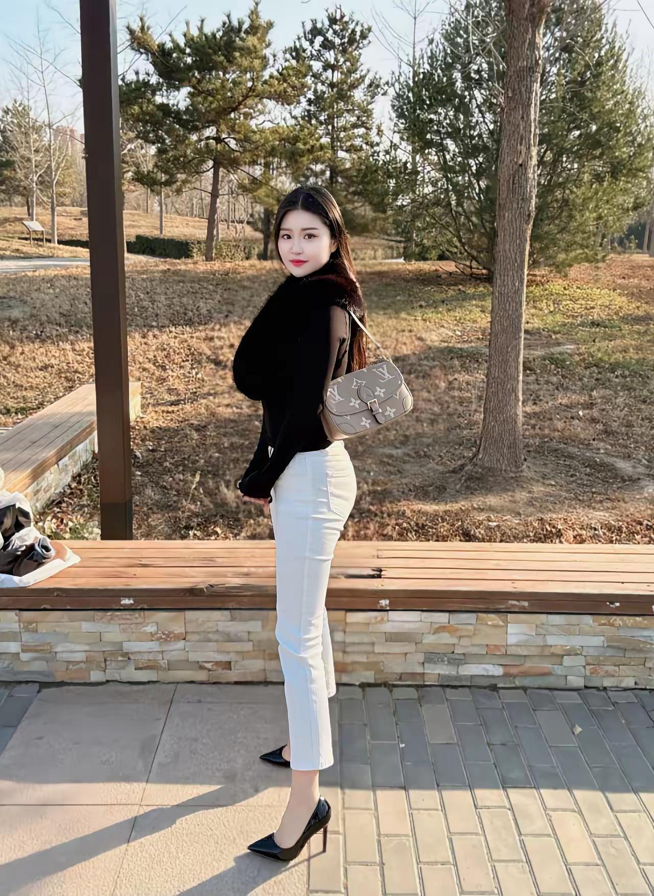 “情人节，祝有爱者更爱，     无爱者自由，有爱无爱都有财。 ”