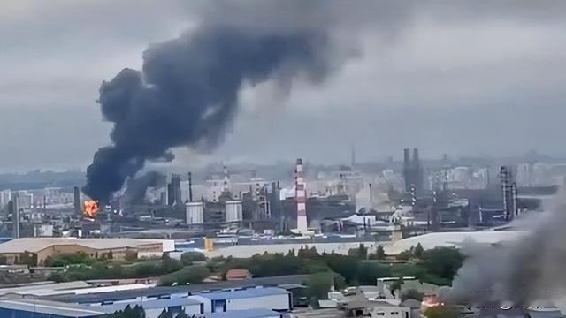 俄军失算，苏 - 57 拦截惨败：乌无人机3000公里突防，炸毁能源心脏。鄂木斯