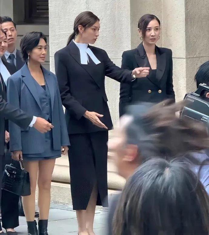 看着她出众的样貌，不少人心里都会冒出一个疑问：和这样的女神相处，周星驰就不曾心动
