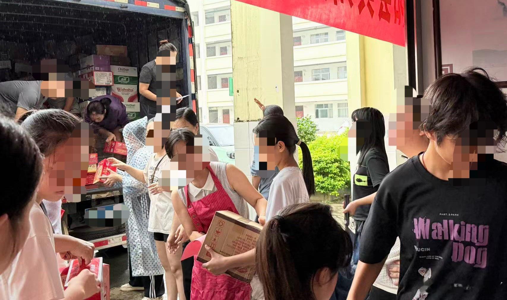 雨一直下今天是献爱心的一天尽自己的绵薄之力加油我的家乡