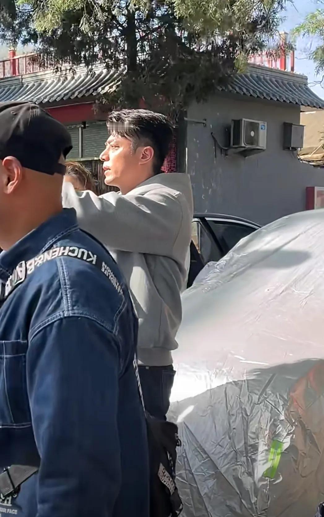 什刹海偶遇霍建华
太阳太大了，霍建华都被太阳照的满脸油光了
本人确实是很帅，五官
