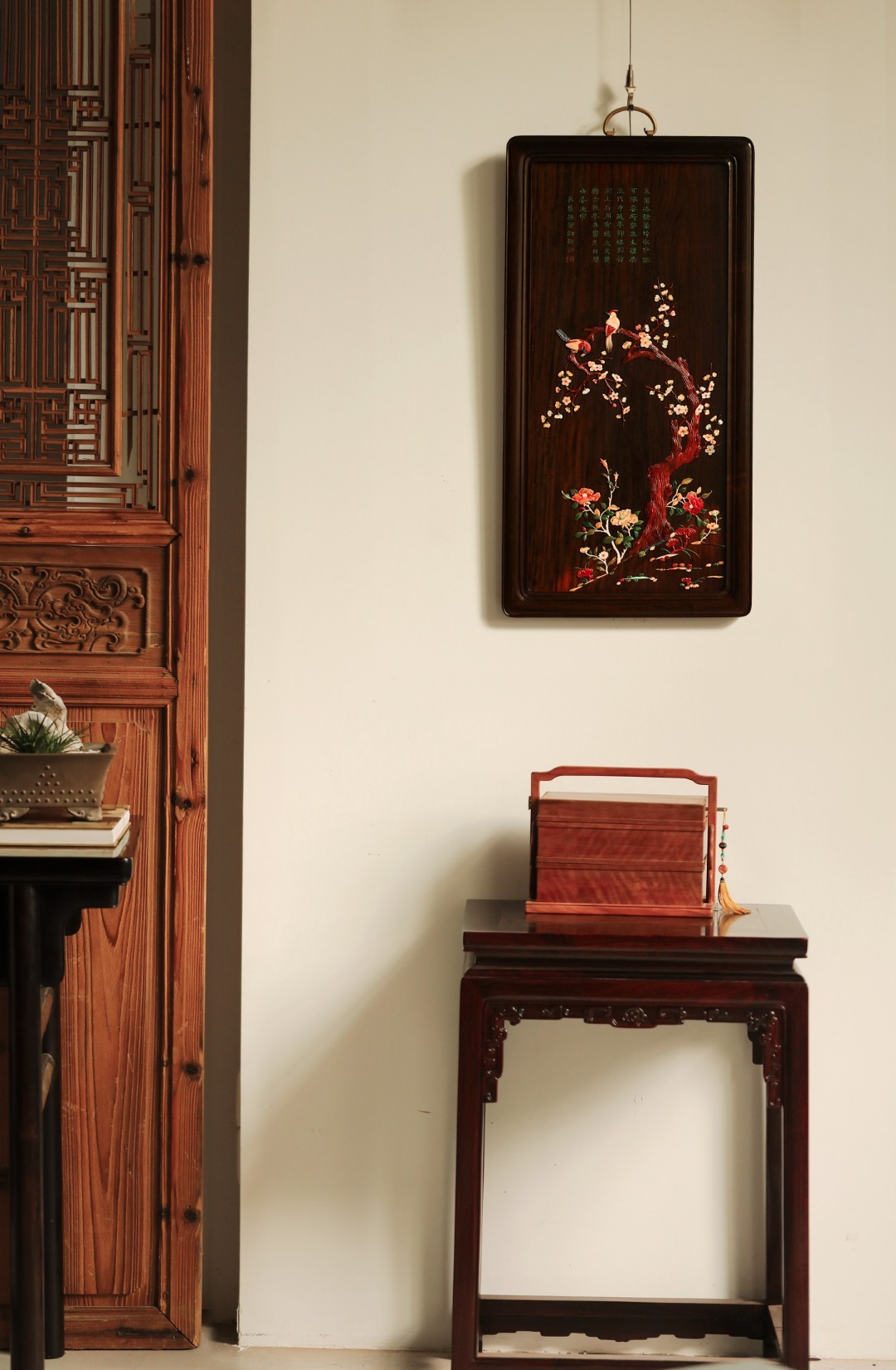 酸枝×百宝嵌 | 喜上眉梢 挂屏 大红酸枝独板制，承循宫廷技艺，集多材质于一体。