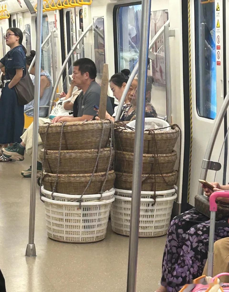 生活是有多不容易，哪有什么岁月静好，只是有人负重前行！在成都地铁二号线上看到一个