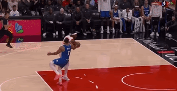 贝恩这凶狠的恶犯着实有点恼羞成怒的感觉，[捂脸]

在今天魔术对阵老鹰的第三节比