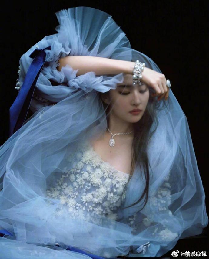 【谁的蓝色妖姬造型最美？】蓝色是极致的浪漫与冷艳，“蓝色妖姬” 造型更是自带神秘