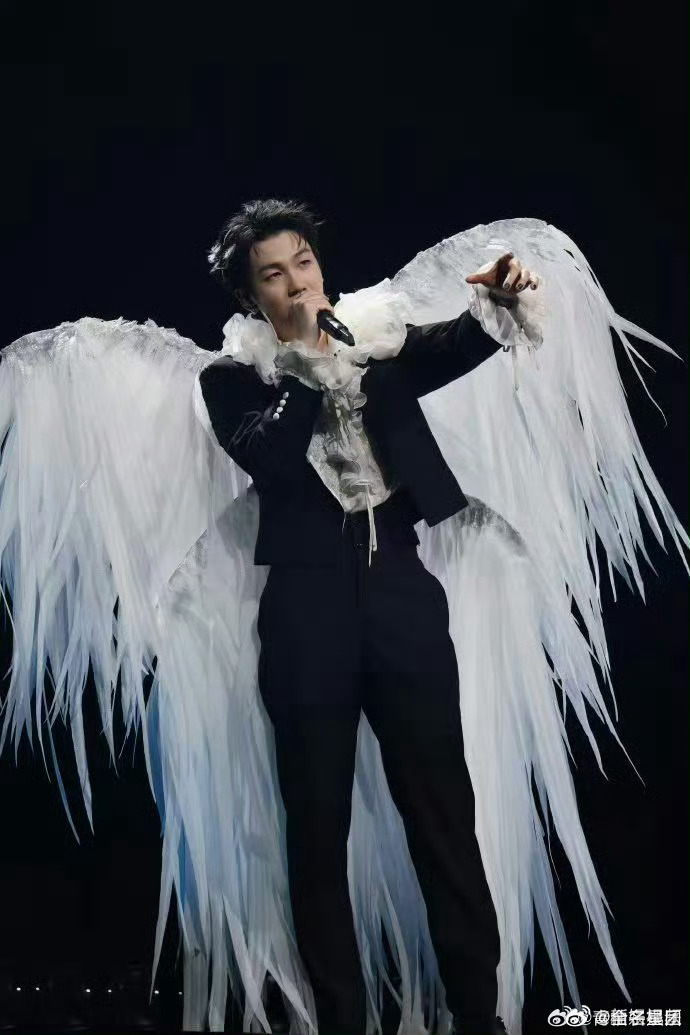 白举纲亲自为粉丝唱婚礼进行曲 白举纲这波太懂怎么戳人了！现场即兴哼婚礼进行曲，音