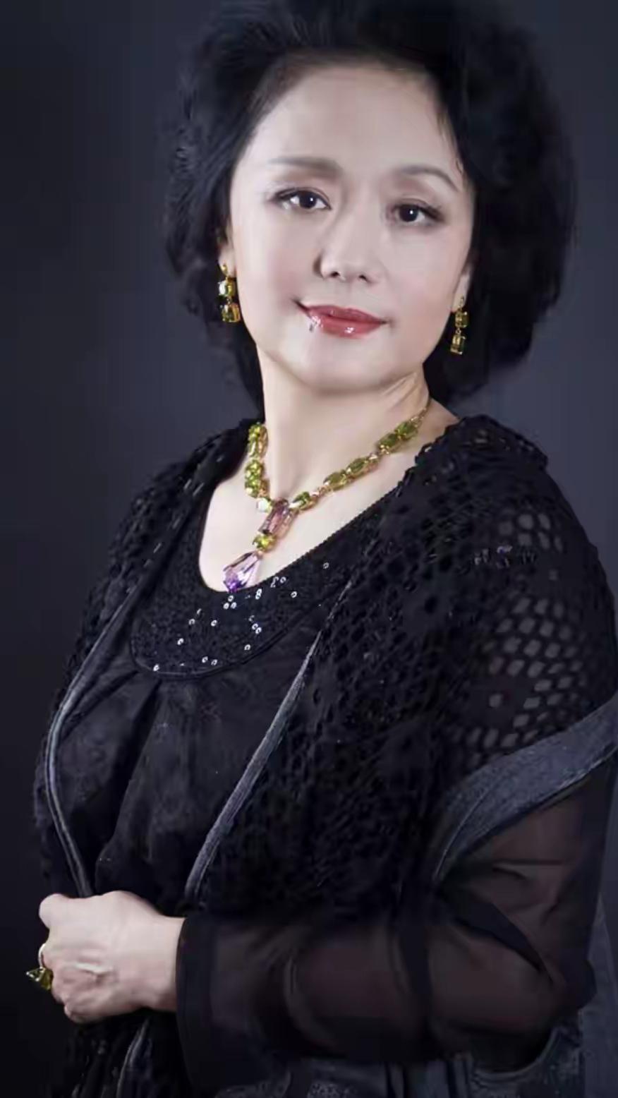 廖学秋，1954年生于四川成都，峨眉电影制片厂老牌女演员，出身川剧世家。早年从川