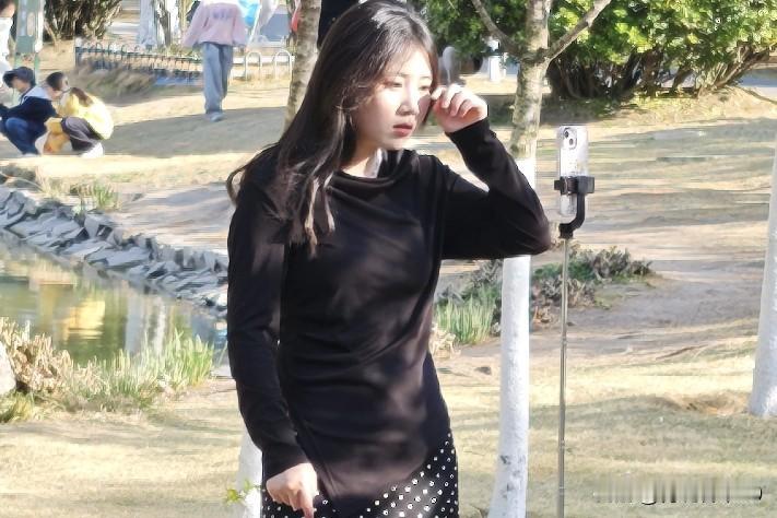 周末公园人满为患，我看到一个女孩在看直播。现在看直播的人真不少，吃饭、睡前、周末