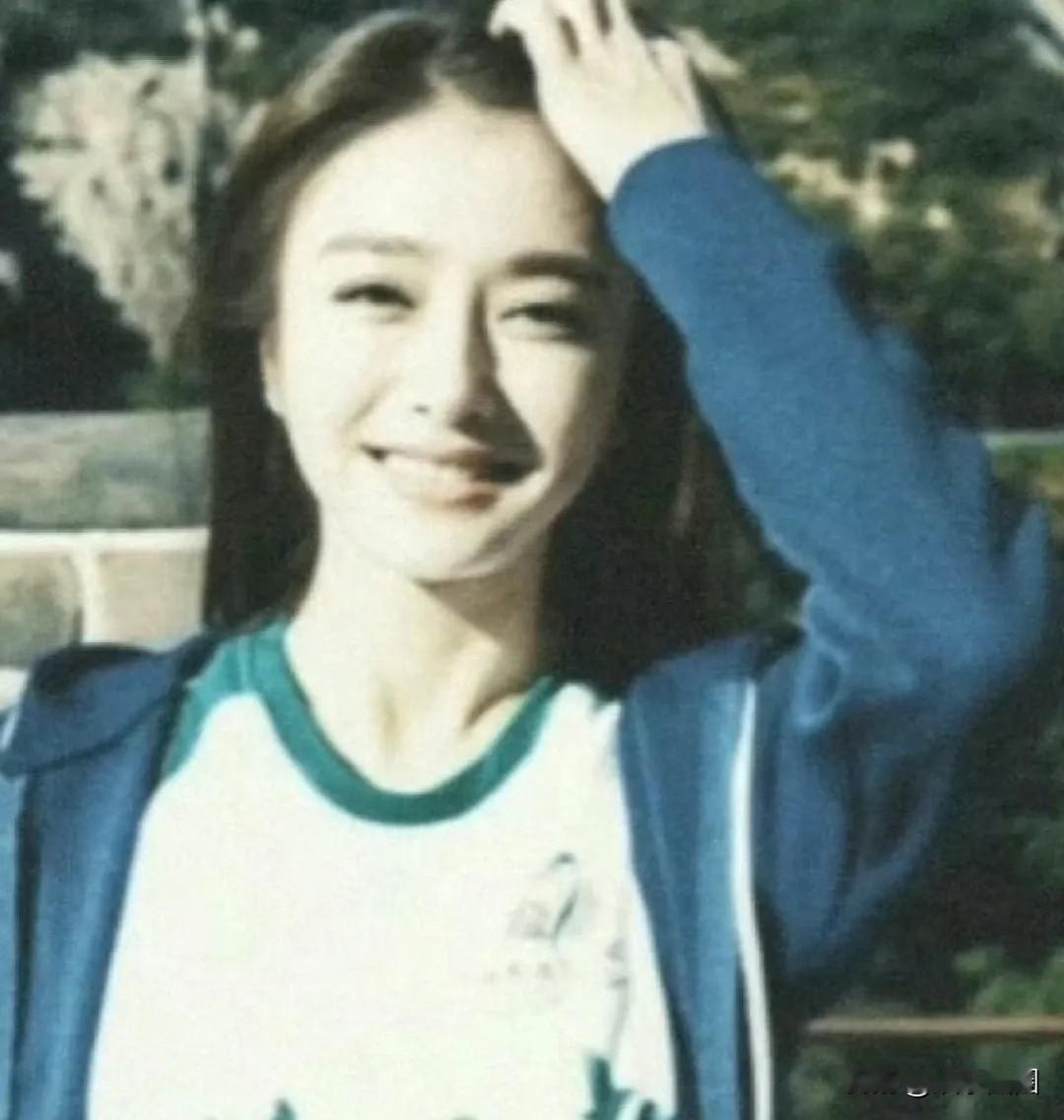 秦岚早期长发照片，感觉她和高圆圆的风格好类似，真的是顶美顶温柔
不知道现在她怎么