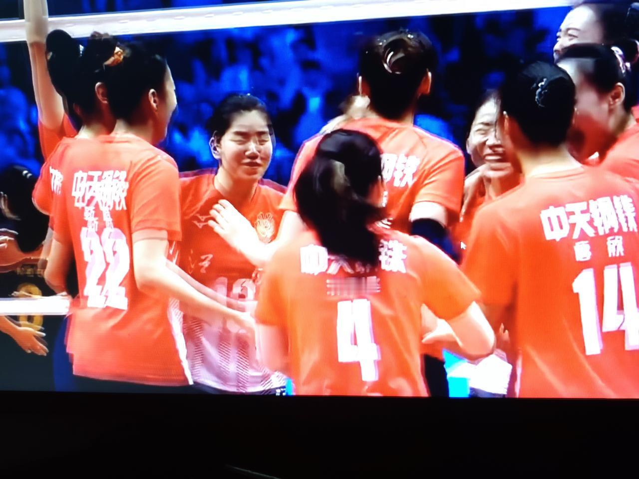 江苏女排刚刚以3：0战胜了山东女排，赢得比想像中要相对轻松，同昨天 江苏 U18
