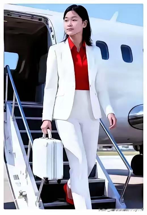 当她摘下泳帽，别上航徽 —— 你没看错，这是全红婵。
 
​这次拍摄可不是玩票，