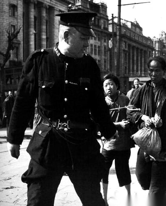 1936年的旧上海滩，公共租界华人督察长陆连奎，用三个结结实实的耳光，扇没了一架