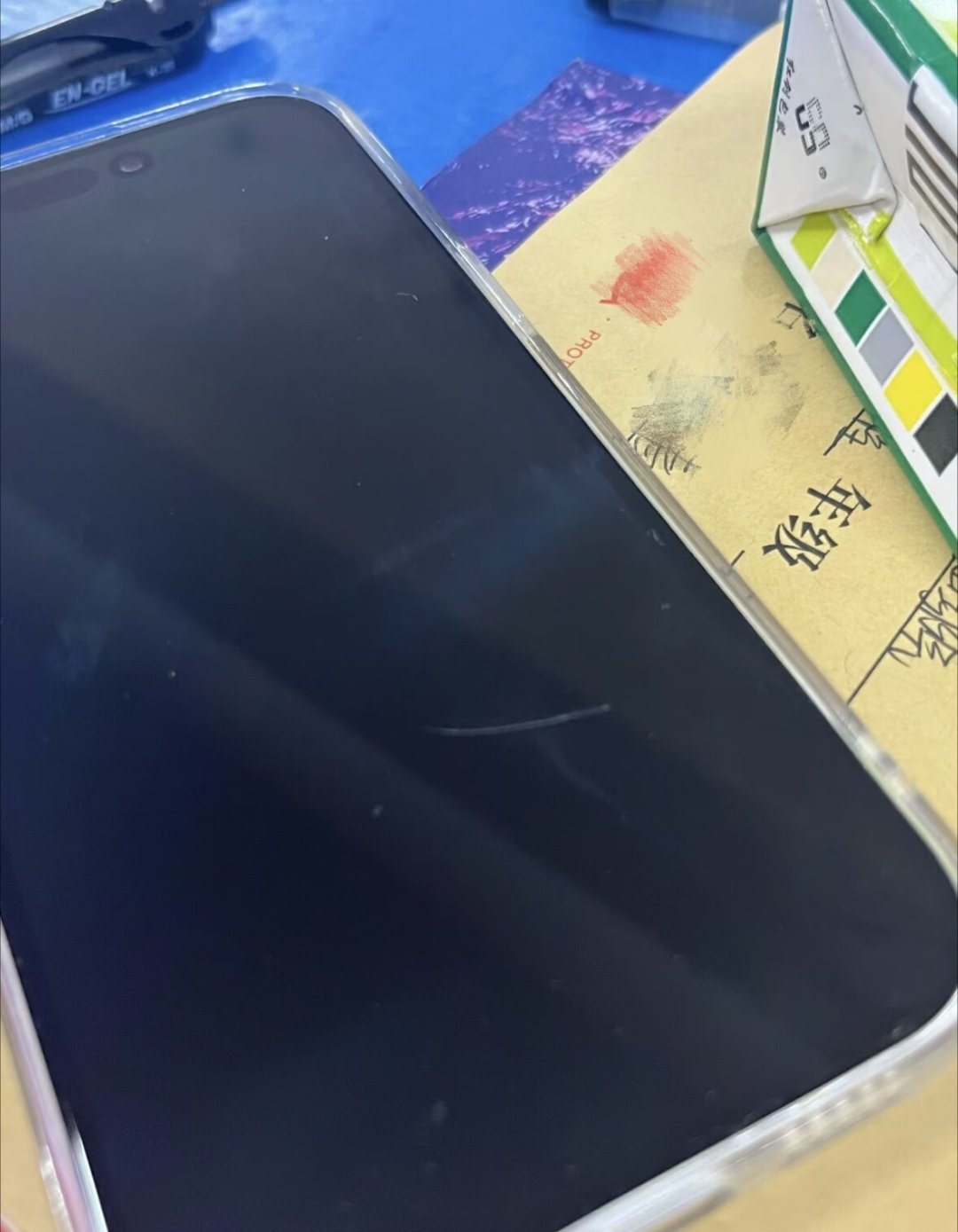#原来灰尘是手机屏幕的隐藏凶手# 小小的出了个门，结果小小的手机就被小小的刮花了