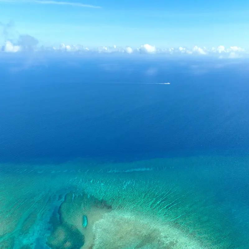 分享一张南海诸岛的天空图片，那景色简直绝了！南海诸岛的天空纯净得像被洗过一样，湛