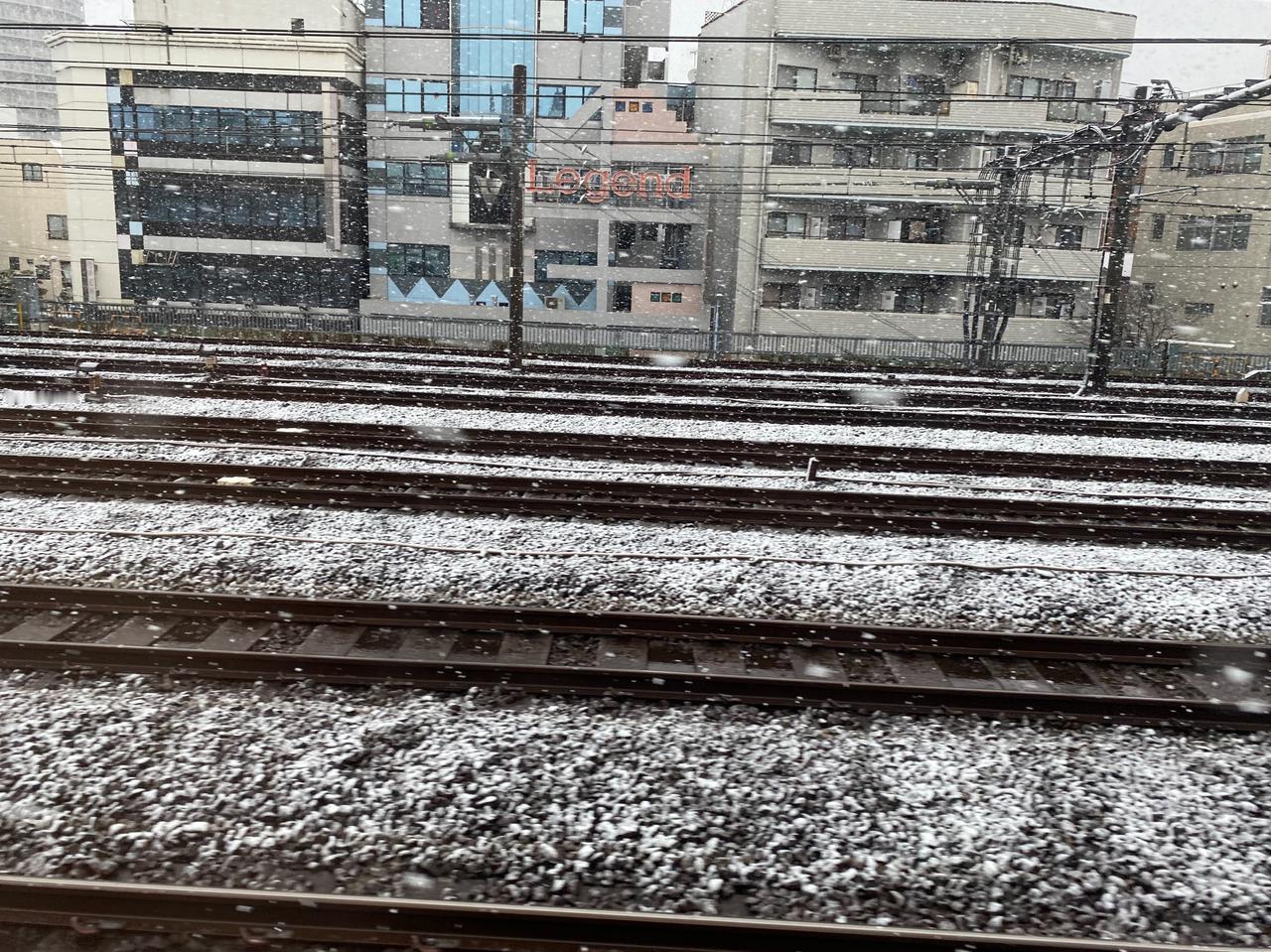 今早东京下了一场鹅毛大雪，真是出乎人的意料[what]
最近新闻一直报道整个日本