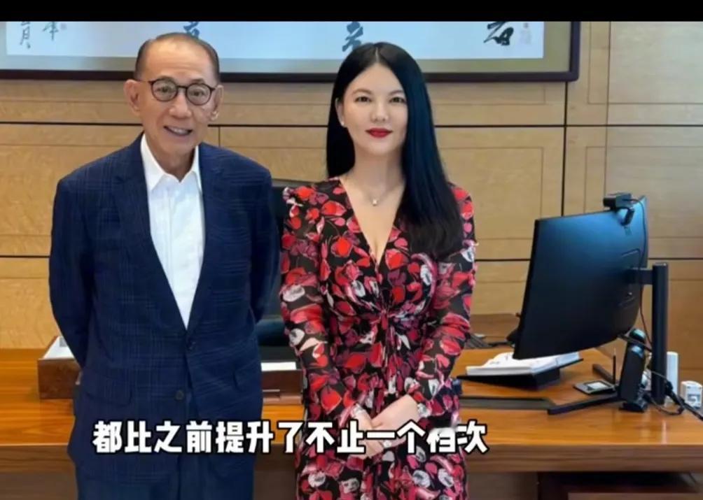 李湘终于瘦了，整个颜值都提升了，又回到了年轻时候的颜值巅峰。
腰身纤细，脖子也变