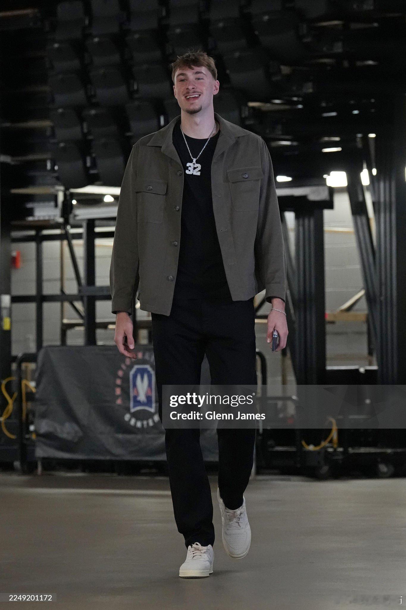 MFFL 弗拉格成为NBA历史上第二位在不满19周岁时，连续三场砍下20+分的球