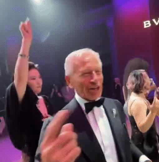 #小杨哥三代还宗# 我们那边有一个邻居：他爹走的早，他三四岁他母亲就带着他改嫁一