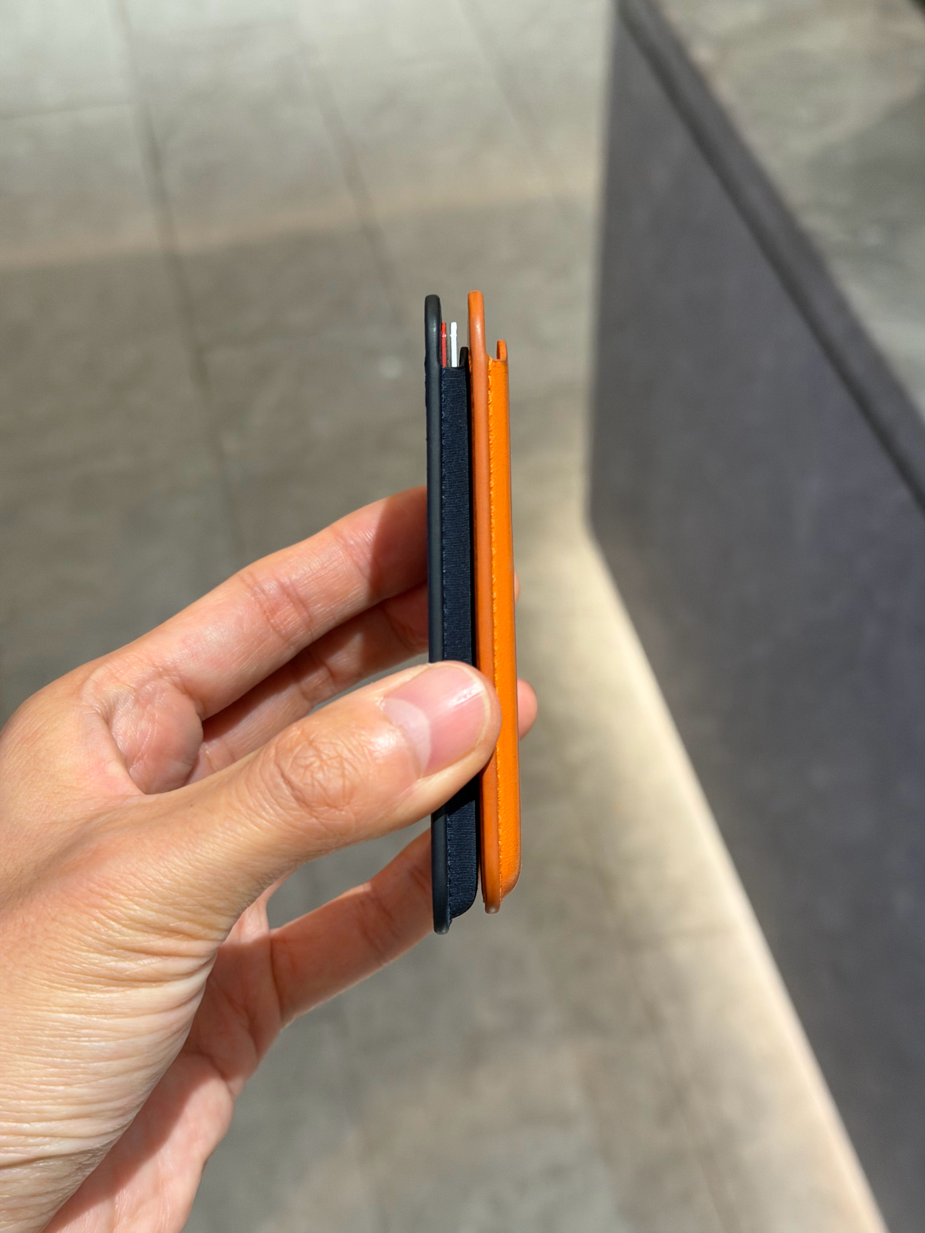 突然发现今年苹果新款 MagSafe 卡包变长了一点，图 1、2 里深蓝色是新款