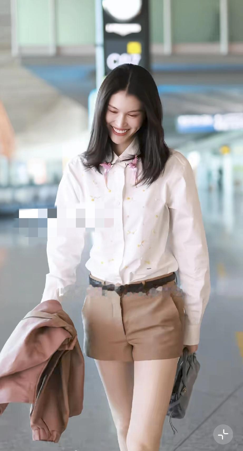 4月27日，何穗现身北京机场，无修图下脸老了10岁，当了妈妈的她与少女形象相比确