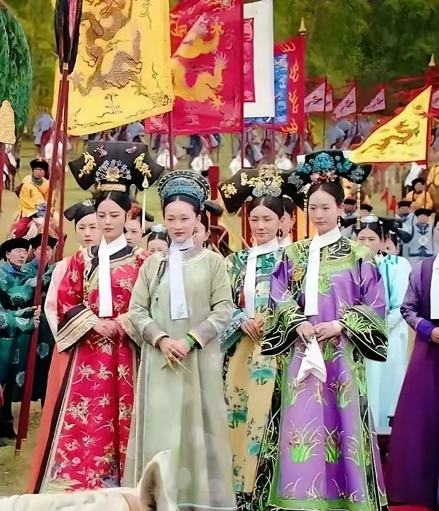 我终于领悟了那份违和感所在。我就纳闷了，为何众人都佩戴着旗头，她却选择钿子 ​​
