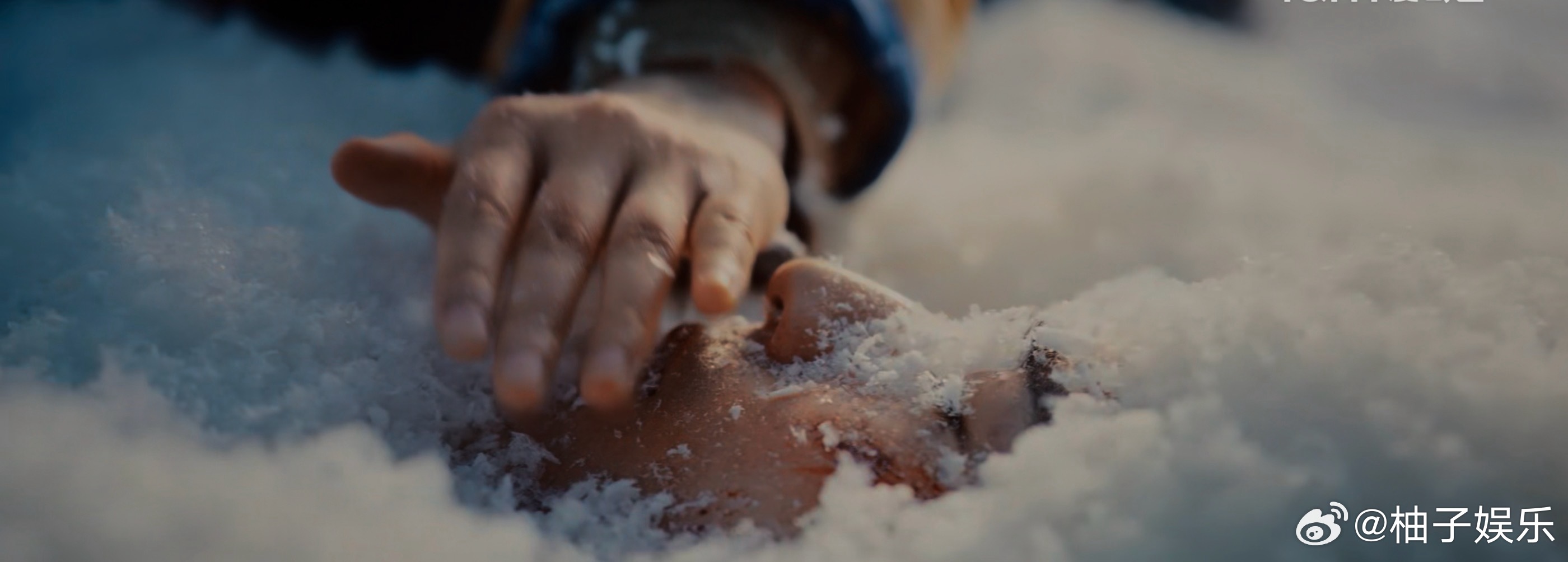 张凌赫刘学义埋雪镜头 这埋雪的镜头就常见拍摄手法吧，不拍脸一直拍脚吗，还是继续追