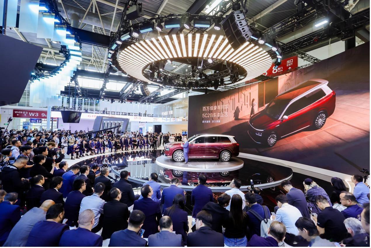 看一下北京车展刚亮相的奕境 X9 ，这是东风联手华为乾崑打造的大六座旗舰 SUV